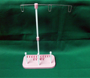 AA0207 Soporte para 3 bobinas de hilo con plástico |   Soporte para Agujas con Base Ovalada y Gancho Metálico para Herramientas de Tejer a Mano - Product Image 1