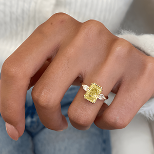 Anillo de compromiso de diamante amarillo de talla radiante en oro amarillo con piedras laterales marquesa, engaste de puntas tipo brújula para mujer. - Product Image 3