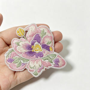 Écussons brodés de luxe personnalisés, badges de créateur à coudre ou à repasser pour vêtements et accessoires de mode - Product Image 1