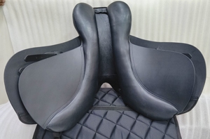 Silla de montar inglesa de cuero de primera calidad con asiento de cuero suave, estructura de plástico y rodillera desmontable. - Product Image 5