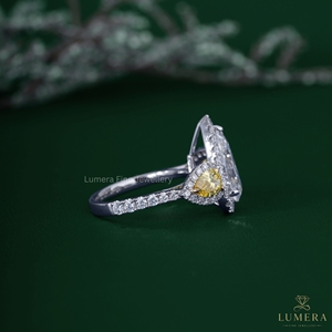 Bague de fiançailles en diamant de laboratoire taille poire 3,42 carats, avec pierres latérales jaunes fantaisie et halo à trois pierres, pour femme - Product Image 4