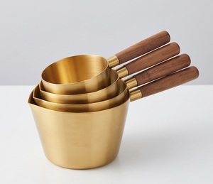 Tasses à mesurer élégantes en laiton avec poignées en bois, outils de mesure en métal parfaits pour une cuisson et une pâtisserie précises - Product Image 1