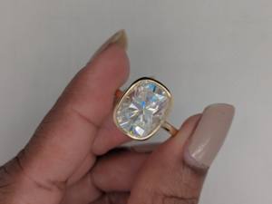 Anillo de Compromiso Lurba Jewels de Oro Amarillo Sólido de 10K con Moissanita de Corte Cojín de 3.75 Ct y Engaste de Bisel, Regalo de Boda - Product Image 4