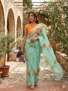 Sari in Seta Teby per Occasioni Speciali con Design Floreale e Bordo Lavorato a Mano, Lussuoso Sari in Seta Teby con Decorazioni in Perle Cutdana - Product Image 4
