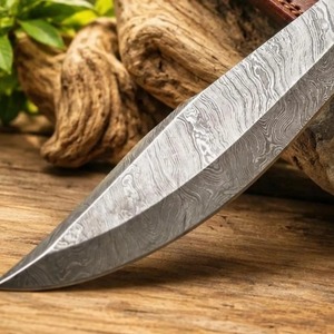 Couteau de chasse artisanal en acier Damas à lame pointue avec manche en bois et étui en cuir - Product Image 2