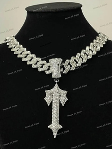 Collar Cubano de Plata 925 con Incrustaciones de Piedras, Diseño de Flecha Gótica y Brillantes Piedras de Moissanita - Product Image 3