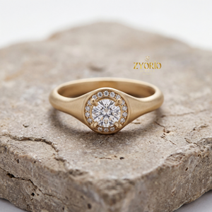 Bague de fiançailles, de mariage ou d'anniversaire de luxe en argent plaqué, sertie d'un halo de diamants de laboratoire VVS de 0,60 carat, style signet - Product Image 2