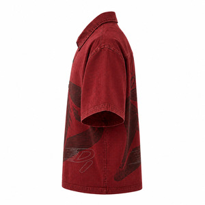 Camisa Oversize Personalizada OEM Roja Intensa con Botones, Estampado Gráfico Streetwear, Cuello Camp, Manga Corta con Pedrería, Venta al por Mayor - Product Image 4