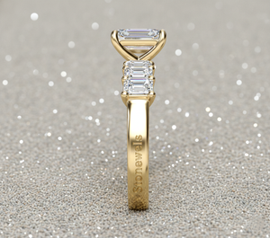 Anillo de compromiso Stonewels con diamante cultivado en laboratorio, corte esmeralda en el centro, piedras laterales tipo baguette, chapado en oro rosa, engaste de garras. - Product Image 2