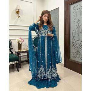Robe de soirée trapèze faite main par un créateur, imprimé floral, en organza brodé avec des broderies Zari, taille empire - Product Image 1