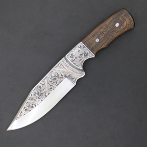 Cuchillo de caza artesanal de hoja fija con hoja de acero grabada con punta en forma de gota y mango de madera. - Product Image 3
