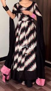 Robe Anarkali longue à fleurs noires et blanches pour femmes, avec dupatta, tenue ethnique indienne et pakistanaise en polyester. - Product Image 4