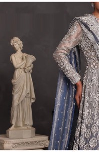 Robe de mariée sculpturale lavande de qualité supérieure, style pakistanais, avec texture détaillée et ornements de cristaux complexes - Product Image 5