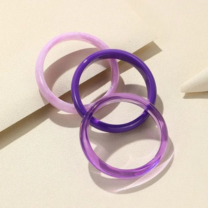 Collection de bracelets en résine pour femmes : Magnifiques bracelets artisanaux tendance avec finitions brillantes pour une touche de style unique et sophistiqué pour les soirées. - Product Image 1