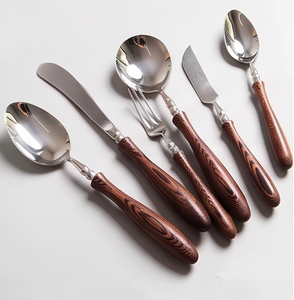 Juego de cubiertos clásicos con mango de madera y cabezales de acero inoxidable con acabado de alto brillo para uso en bodas, cenas y hoteles. - Product Image 1