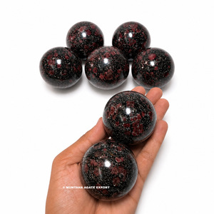 Esfera de Cristal de Alta Calidad de Ágata Muntaha Hecha a Mano con Granate de Feng Shui en Astrophyllite, Coleccionable Artístico para el Hogar - Product Image 5