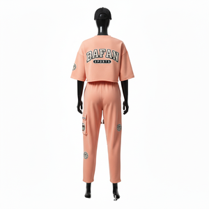 Ensemble haut court et pantalon pour femme en coton polyester, tissu éponge brossé 280 GSM, respirant, avec empiècement latéral en tissu pêche et logo brodé. - Product Image 2