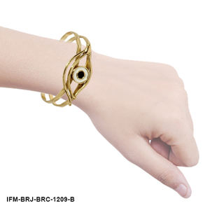 Pulsera de latón martillado hecha a mano con esmalte blanco y negro, banda de doble alambre ajustable y acabado resistente al deslustre. - Product Image 5