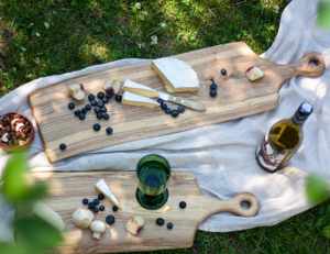 Planche de service extra longue en bois massif naturel, élégante planche à découper et à servir pour fromage, pain et autres aliments, idéale pour la cuisine. - Product Image 3