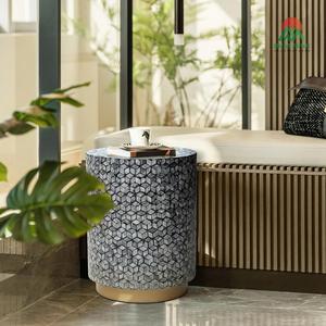 Table basse moderne en métal avec motif géométrique en forme de cube et base dorée pour le mobilier de salon - Product Image 3