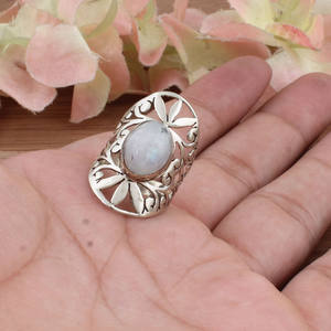 แหวนเงินแท้ทรงวินเทจประดับมูนสโตนสีรุ้งธรรมชาติ ดีไซน์เรียบหรูแบบโบราณสำหรับผู้หญิง - Product Image 3