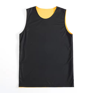 Los chalecos son populares para usar sobre camisetas o blusas en atuendos deportivos o casuales, no solo en el campo, sino en el día a día. - Product Image 1