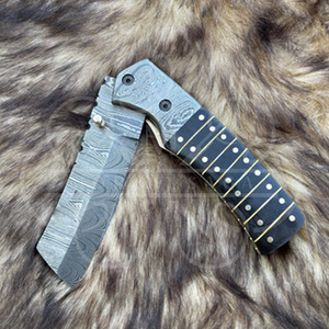Cuchillo Plegable de Acero de Damasco Hecho a Mano con Mango de Cuerno Negro y Funda de Cuero - Product Image 6