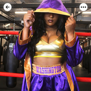 Conjunto de Uniforme de Boxeo Personalizado para Mujer, Blanco y Dorado, Sujetador Deportivo y Pantalones Cortos Estilo Falda, Equipo Profesional de MMA y Muay Thai - Product Image 4