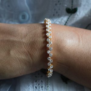 Bracelet tennis en diamants taille ronde en or jaune, bijou de poignet élégant et luxueux, bracelet de mariée minimaliste, cadeau d'anniversaire - Product Image 1