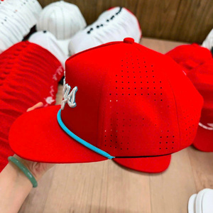 หมวกแก๊ปปักลายกอล์ฟแบบ Snapback สำหรับผู้ชายและผู้หญิง ขายส่ง 5 แผง ปีกแบน ปักลายฟุตบอลตามสั่ง ตัดด้วยเลเซอร์ ผ้ากันน้ำ - Product Image 3