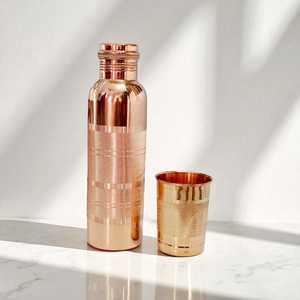 Botella de agua de cobre hecha a mano con diseño martillado, portátil, para viaje, estilo moderno, con tapa y dos vasos. - Product Image 2