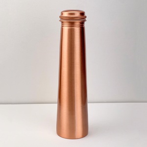 La botella de agua de cobre ofrece una forma natural de apoyar el equilibrio corporal y promover una adecuada hidratación todos los días. - Product Image 4