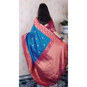 Sari en soie Banarasi bleu doux tissé par Elite Weaves avec un motif ondulé Zari unique, chemisiers et chemises pour femmes 650g - Product Image 4