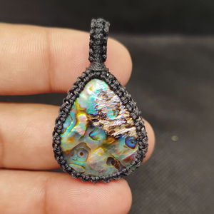 Pendentif en pierre précieuse en macramé rond classique Abalone Art - Product Image 1