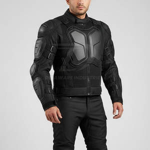 Veste de protection pour motard avec matériau de protection flexible, sangles réglables et design audacieux inspiré du streetwear moderne - Product Image 4