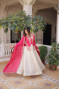 Spécial Mois de l'Eid : Magnifique robe pakistanaise de soirée, style col rond, richement brodée de sequins, en Georgette de soie et fausse fourrure réversible - Product Image 4