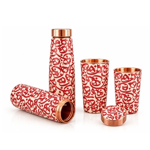 Bouteille d'eau en cuivre avec deux tasses assorties, motif rouge oriental, thermos portable pour les voyages et l'usage quotidien - Product Image 1