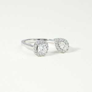 Bague de fiançailles en or massif 10K 14K 18K avec diamant de laboratoire taille coussin, poire et ronde de 0,92 ct, certifié IGI, qualité E VVS, design de joaillerie fine - Product Image 1