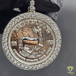 Collar de Lujo con Colgante de Antílope y Moneda Krugerrand, Bisel de Diamantes Iced Out, Pieza de Diseño de Alta Definición Inspirada en Diseñadores - Product Image 3