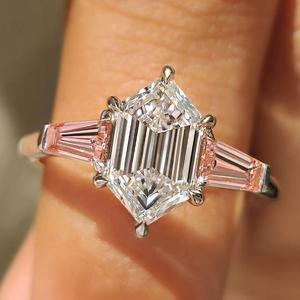 Bague de fiançailles à trois pierres en diamant taille hexagonale avec pierres latérales baguette effilées en or massif, bague de mariée moderne, cadeau de luxe raffiné - Product Image 1