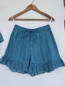 Ensemble de pyjama en coton bleu à carreaux pour femmes, haut à manches courtes smocké, short à volants, ensemble de nuit confortable en 2 pièces - Product Image 4