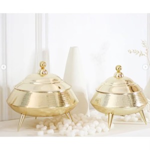 Casseroles en métal doré glamour avec couvercle, design rond, finition polie, plat de service de cuisine durable avec trois pieds - Product Image 1