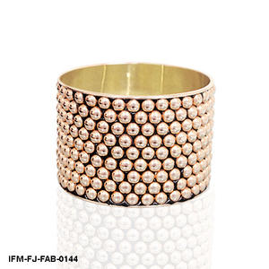Elegante Brazalete Ancho con Cuentas en Oro Rosa, Brazalete de Malla con Diseño Audaz para Mujer - Product Image 3