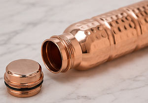 Bouteille d'eau en cuivre pur avec finition martelée, gourde de voyage portable, design minimaliste, réutilisable, écologique - Product Image 4
