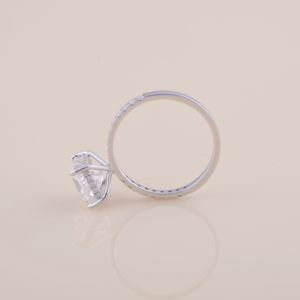 Anillo de Compromiso con Diamante Cultivado en Laboratorio de Corte Princesa de 3.54CT con Banda Redonda Pavé en Oro Blanco, Amarillo y Rosa de 9K - Product Image 5