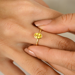 Bague de mariage solitaire en or jaune 14 carats sertie d'un saphir jaune - Product Image 4