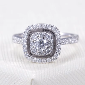 Anillo de Compromiso Unisex de Oro Blanco con Diamante Sintético de 1 Quilate, Corte Brillante, Certificado IGI, Diseño Clásico de Halo, Chapado en Platino de 14k - Product Image 5