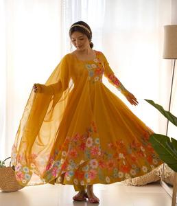 Ensemble de robe Anarkali en tissu d'organza de soie pure et douce, coupe évasée, motif Kali, avec dupatta en toile et pantalon, pour femme. - Product Image 1