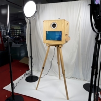Machine Photobooth Portable en Bois avec Support Caméra et Écran Tactile 15,6 Pouces pour Mariages, Célébrations et Services de Location