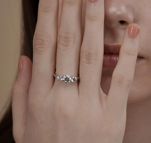 Bague de fiançailles classique en argent 925 avec diamant de laboratoire certifié IGI, taille brillant rond vintage pour femme - Product Image 4